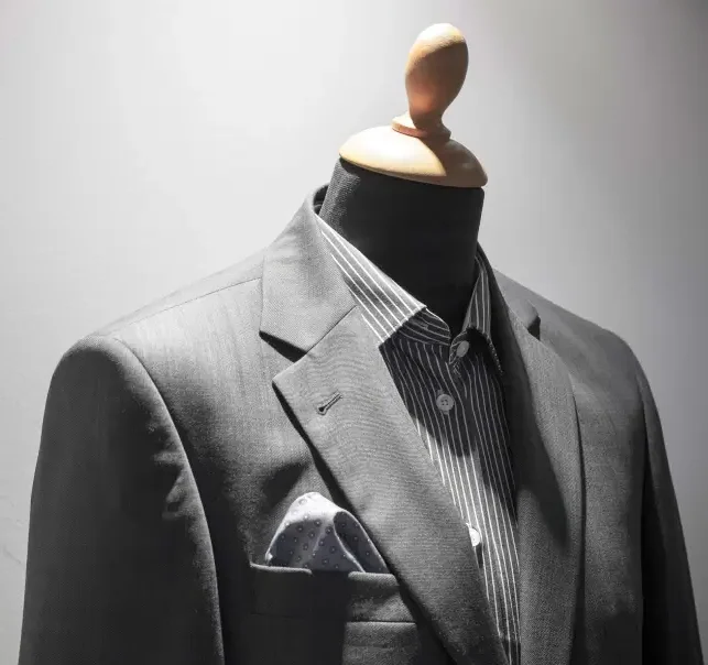 elegant-men-suit-on-mannequin-edit-HYV3ZFJ